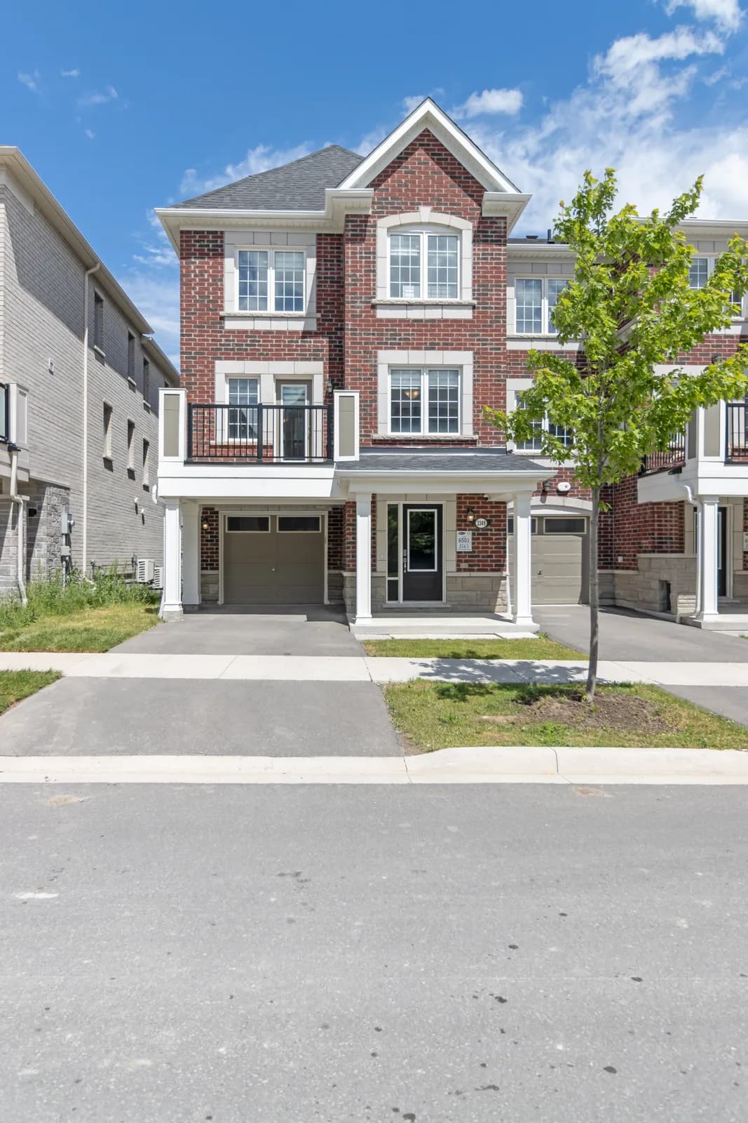 Exterior of 3349 Thunderbird Promenade in Pickering